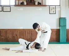 加蓬男子柔道选手擒牛定胜，胜券在握